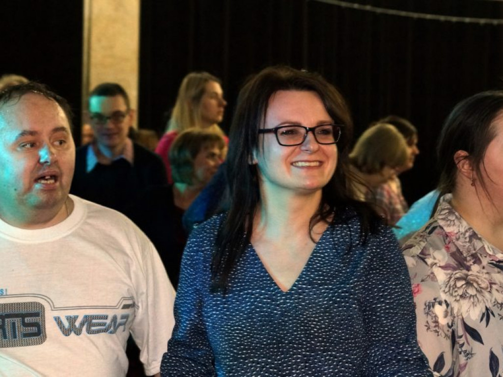 Podopieczni DŚDS i ich opiekunowie na balu w Białej Podlaskiej