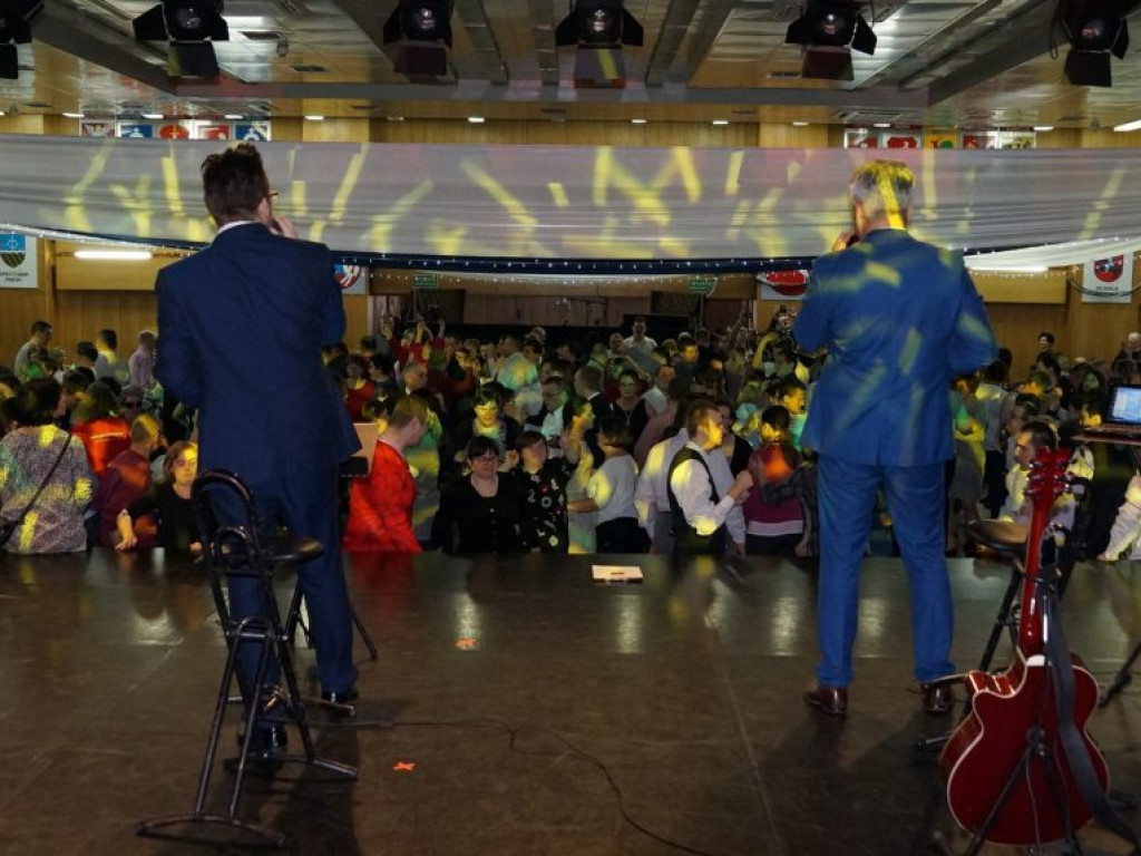 Podopieczni DŚDS i ich opiekunowie na balu w Białej Podlaskiej