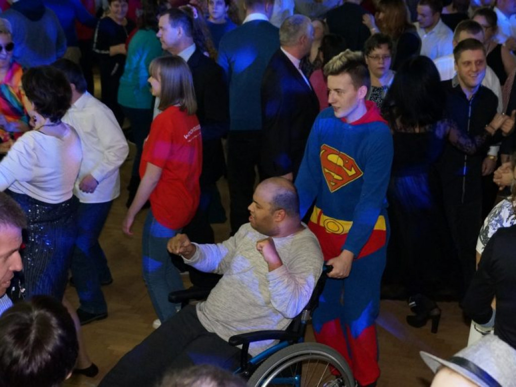 Podopieczni DŚDS i ich opiekunowie na balu w Białej Podlaskiej