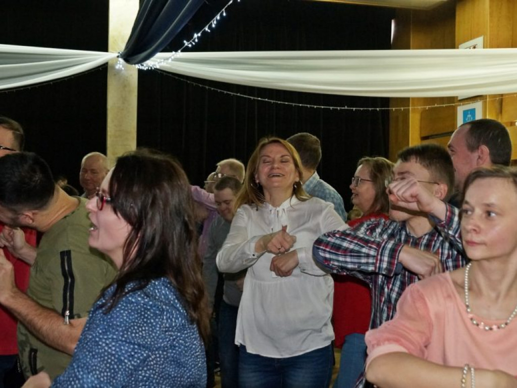 Podopieczni DŚDS i ich opiekunowie na balu w Białej Podlaskiej