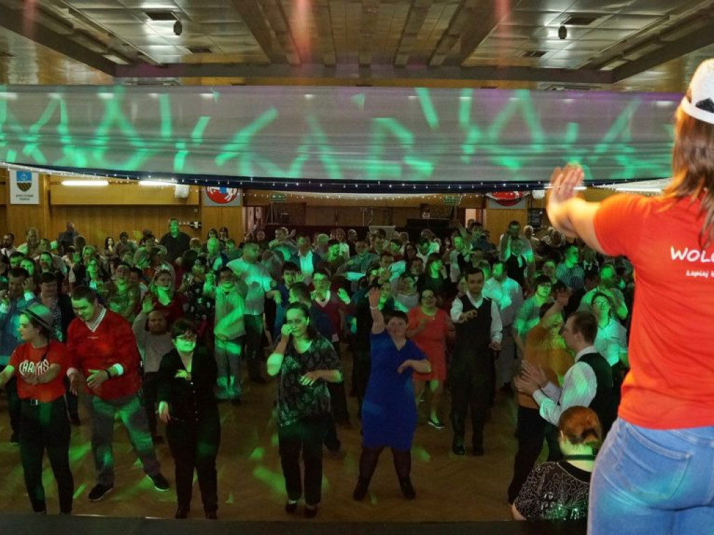 Podopieczni DŚDS i ich opiekunowie na balu w Białej Podlaskiej