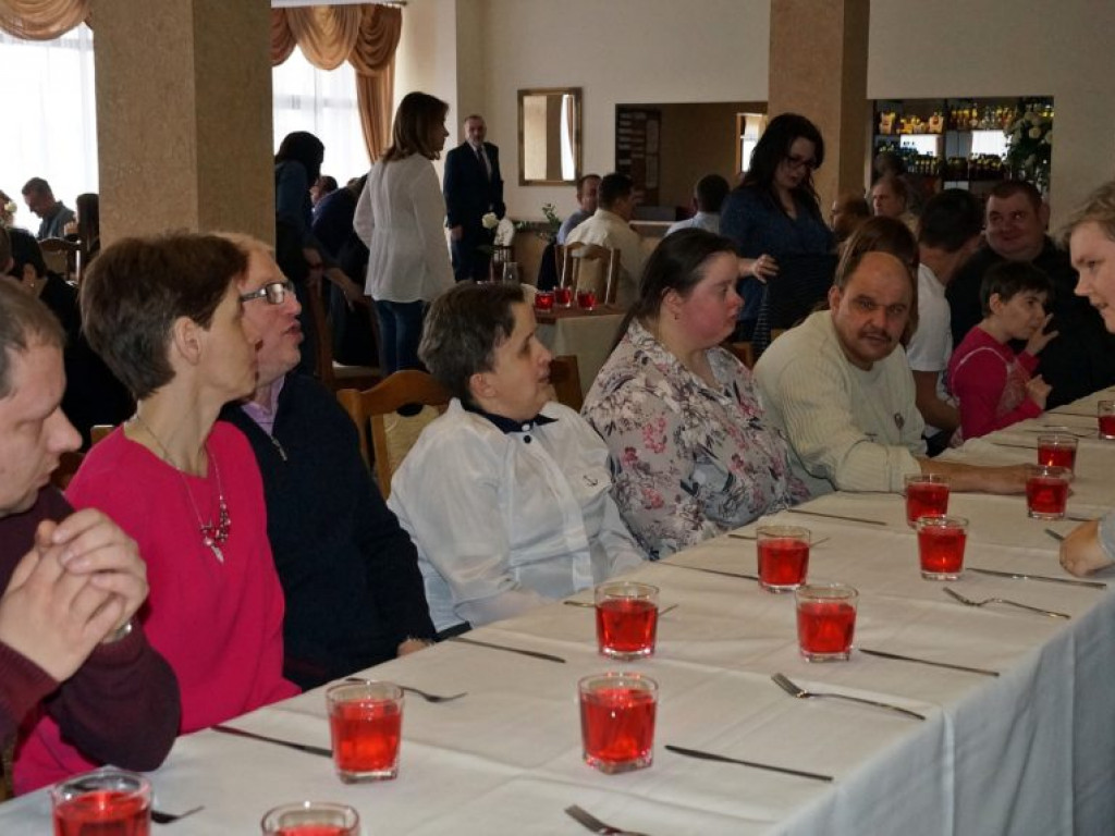 Podopieczni DŚDS i ich opiekunowie na balu w Białej Podlaskiej
