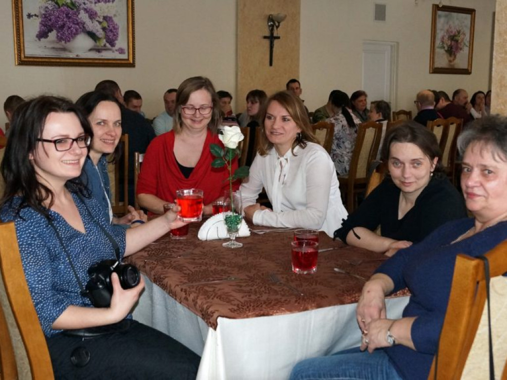 Podopieczni DŚDS i ich opiekunowie na balu w Białej Podlaskiej