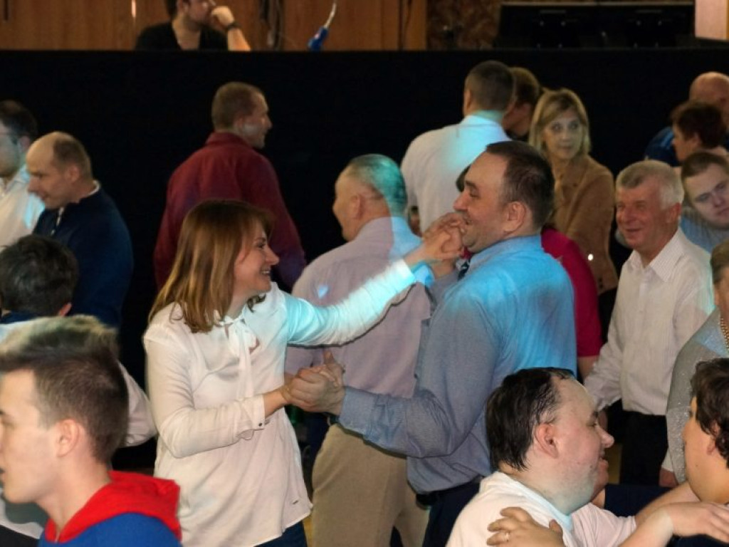 Podopieczni DŚDS i ich opiekunowie na balu w Białej Podlaskiej