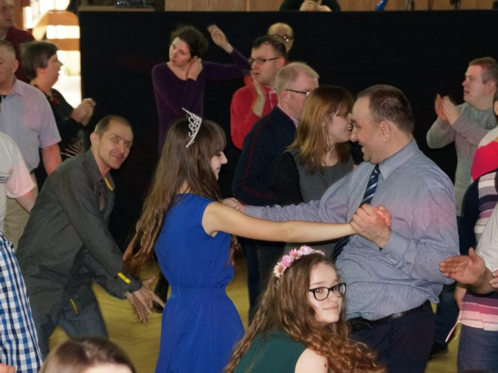 Podopieczni DŚDS i ich opiekunowie na balu w Białej Podlaskiej