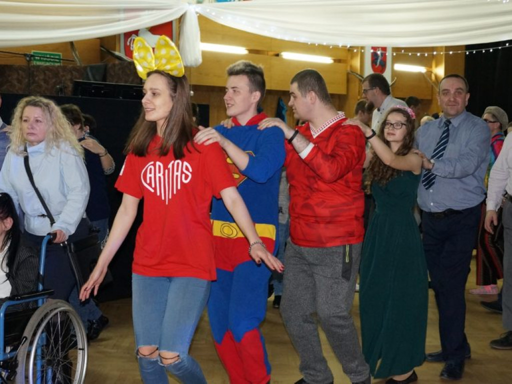 Podopieczni DŚDS i ich opiekunowie na balu w Białej Podlaskiej