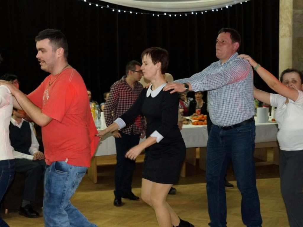 Podopieczni DŚDS i ich opiekunowie na balu w Białej Podlaskiej