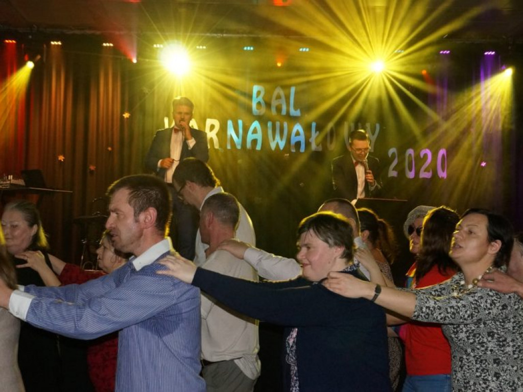 Podopieczni DŚDS i ich opiekunowie na balu w Białej Podlaskiej