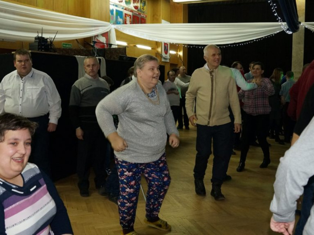 Podopieczni DŚDS i ich opiekunowie na balu w Białej Podlaskiej