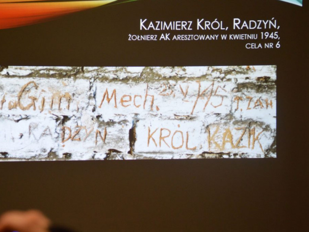 Prezentacja inskrypcji żołnierzy wyklętych z aresztu UB