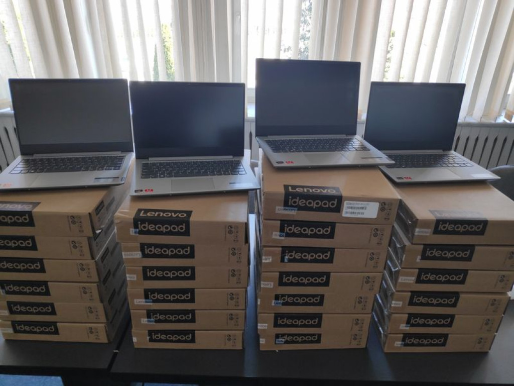 Laptopy i tablety dla uczniów z gmin Kąkolewnica i Wohyń