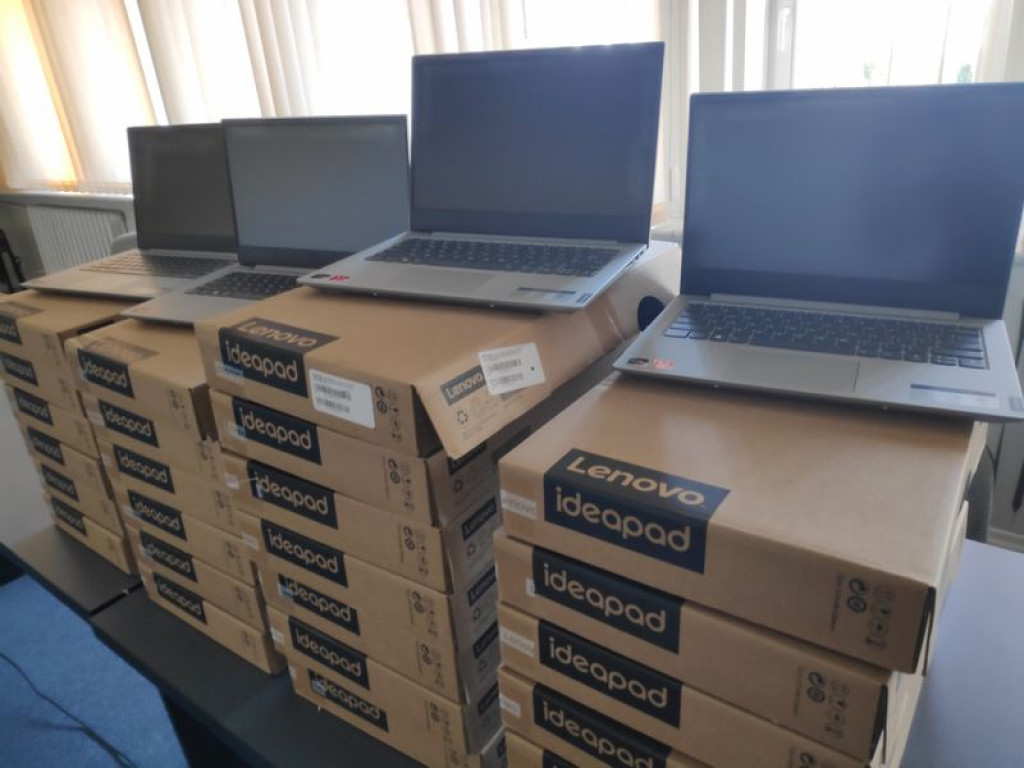 Laptopy i tablety dla uczniów z gmin Kąkolewnica i Wohyń