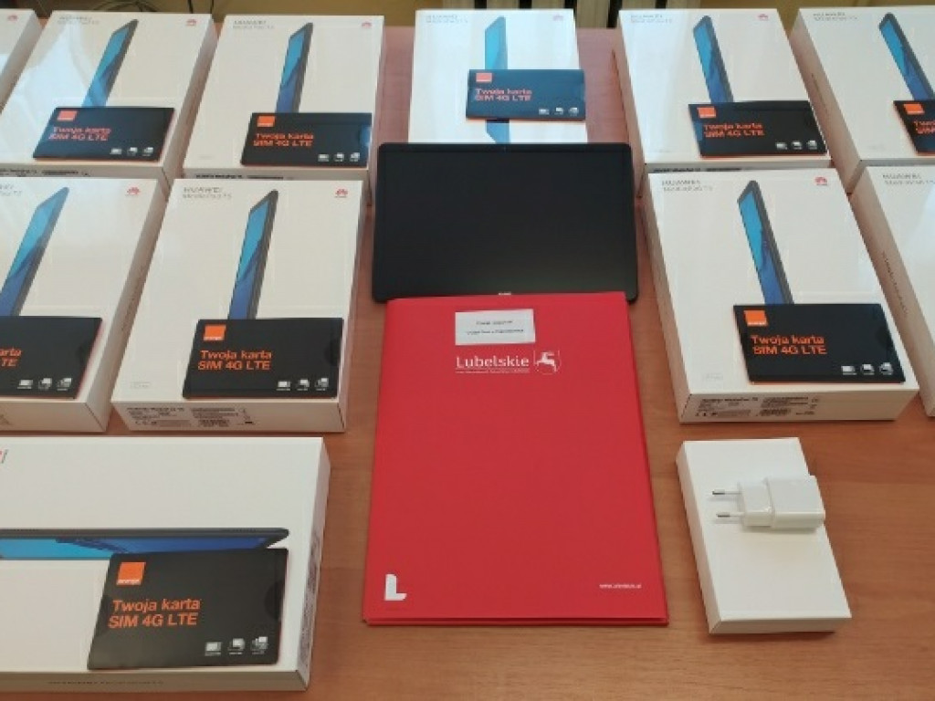 Laptopy i tablety dla uczniów z gmin Kąkolewnica i Wohyń