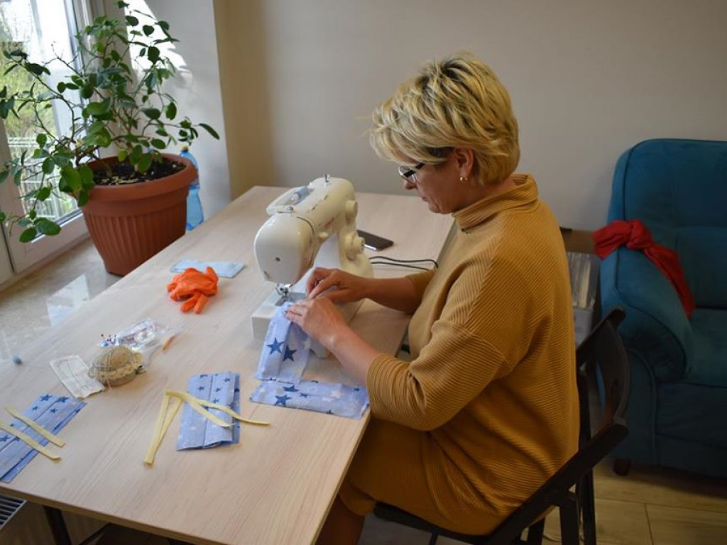 Szycie i rozdawanie maseczek w gminie Wohyń