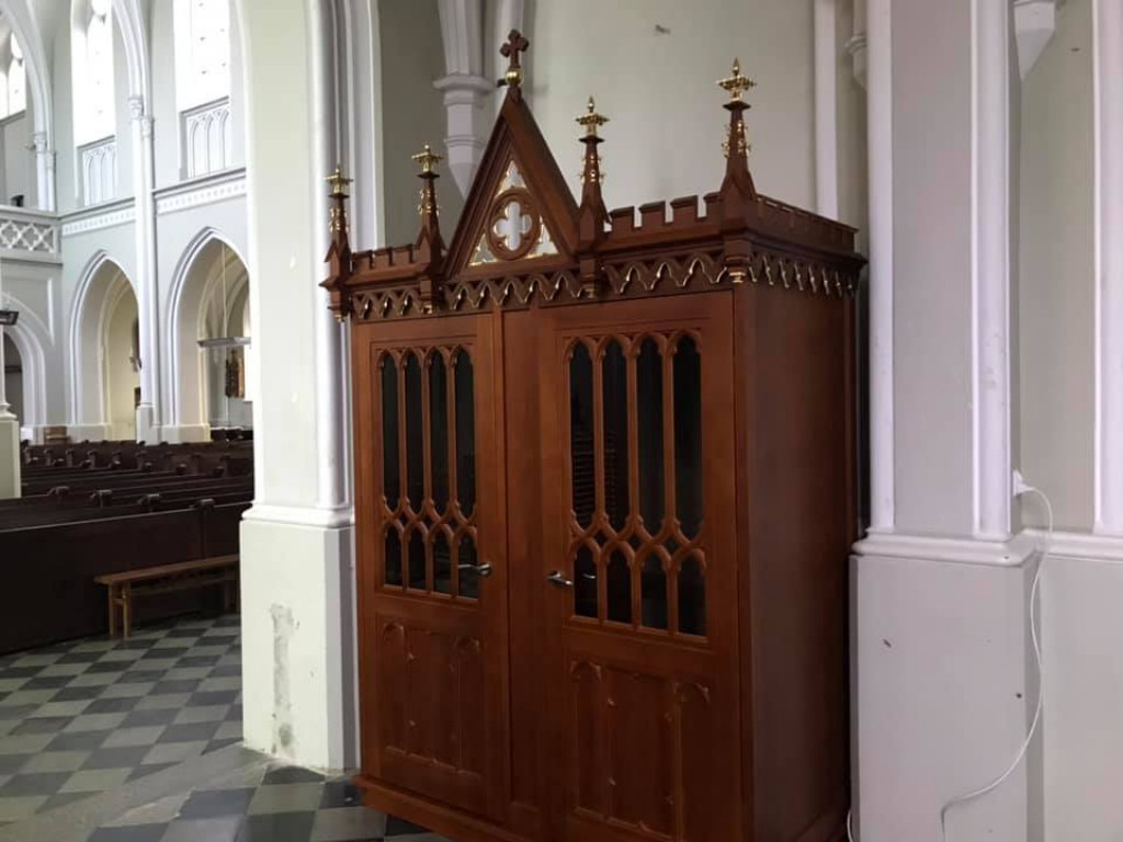 Nowy konfesjonał w kościele w Komarówce