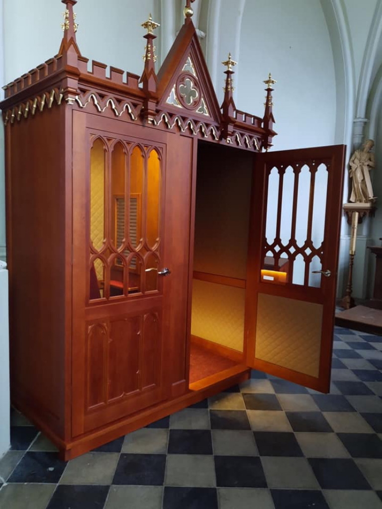 Nowy konfesjonał w kościele w Komarówce