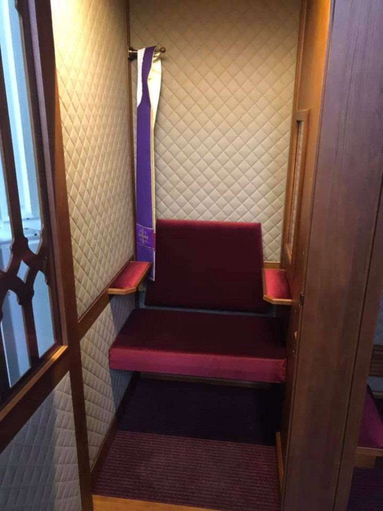 Nowy konfesjonał w kościele w Komarówce