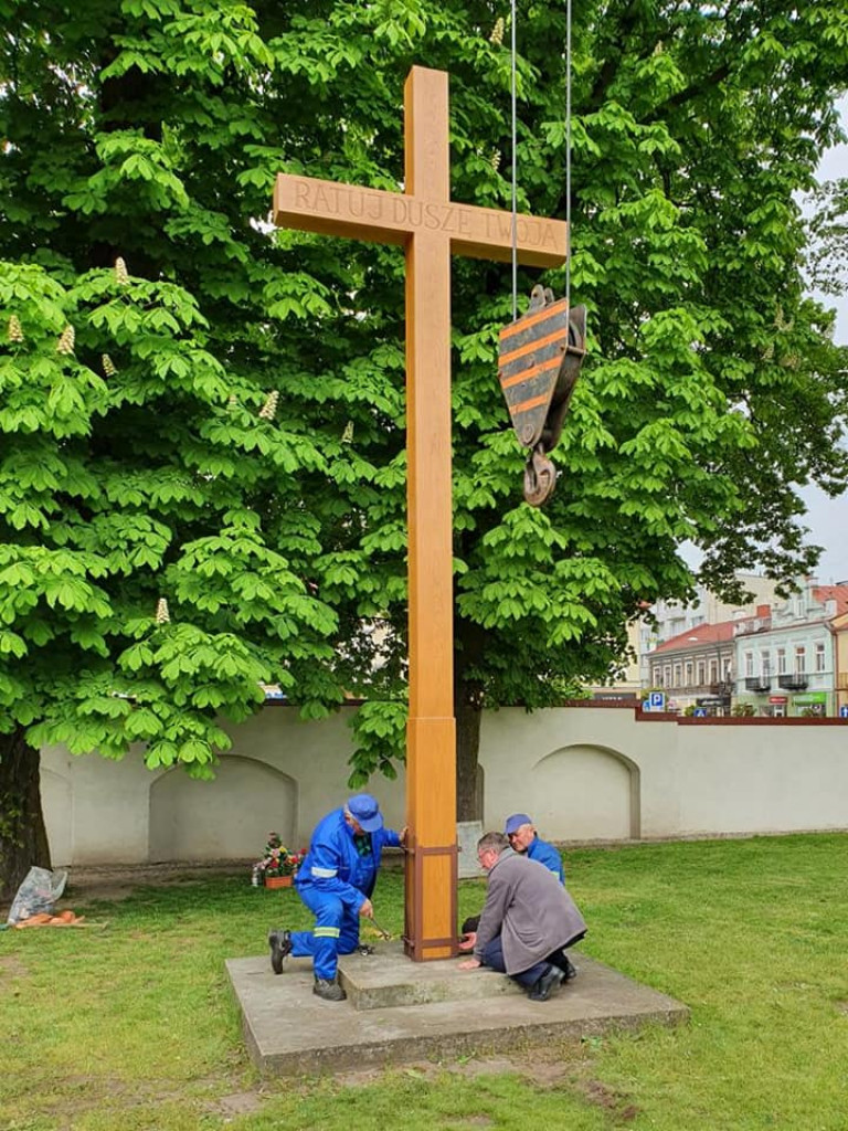 Nowy krzyż misyjny na placu kościelnym