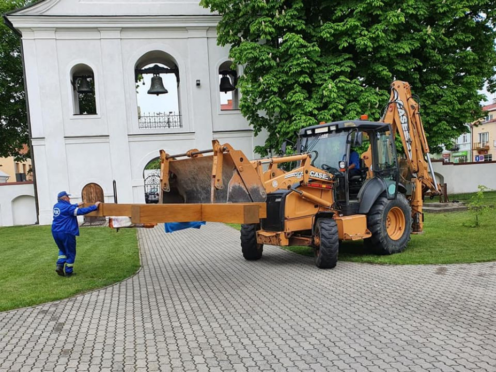 Nowy krzyż misyjny na placu kościelnym
