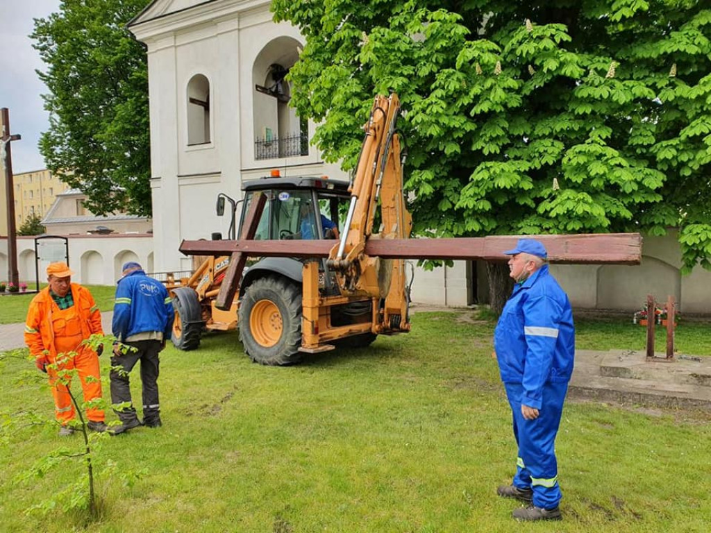 Nowy krzyż misyjny na placu kościelnym