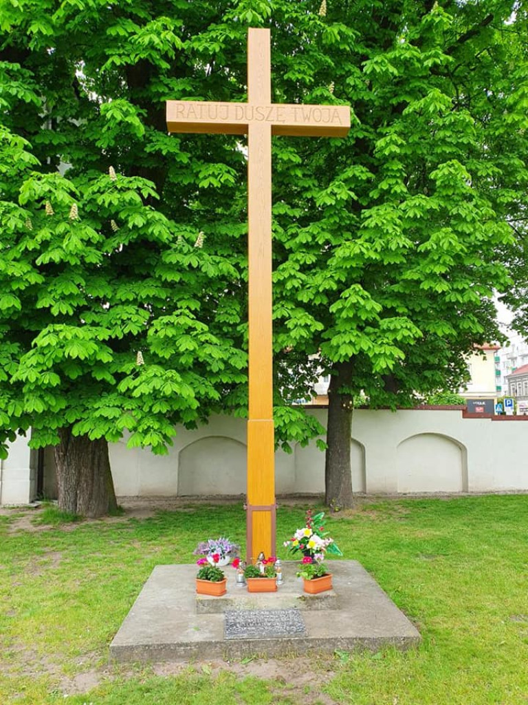 Nowy krzyż misyjny na placu kościelnym