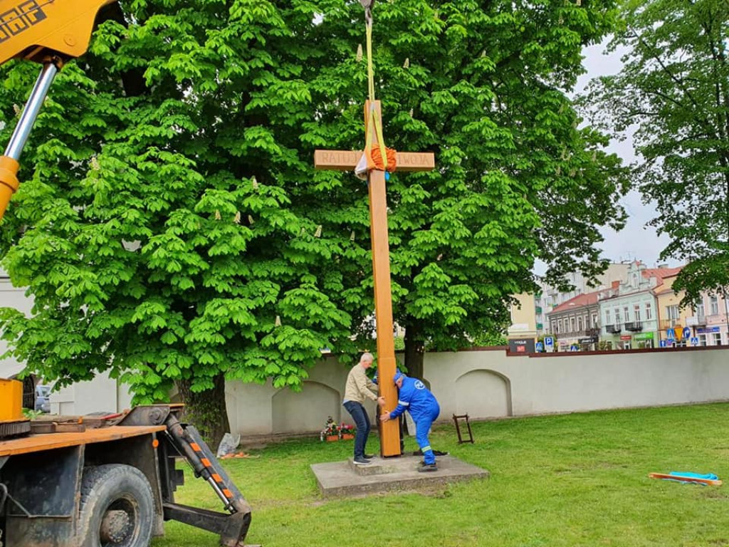 Nowy krzyż misyjny na placu kościelnym