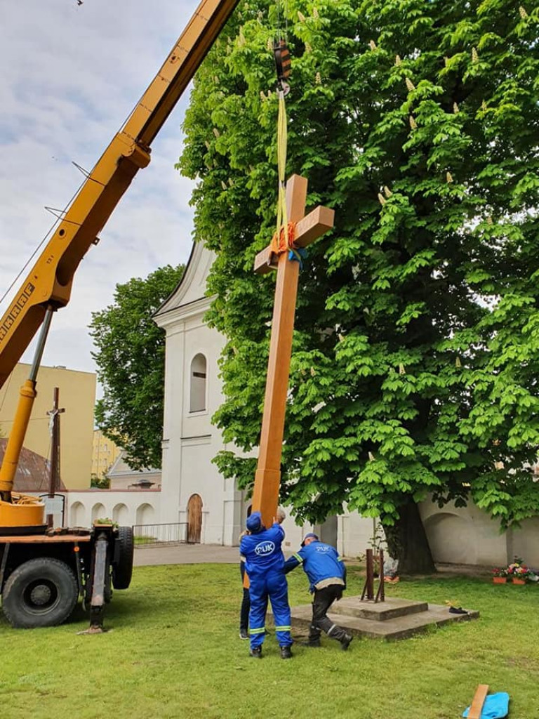 Nowy krzyż misyjny na placu kościelnym