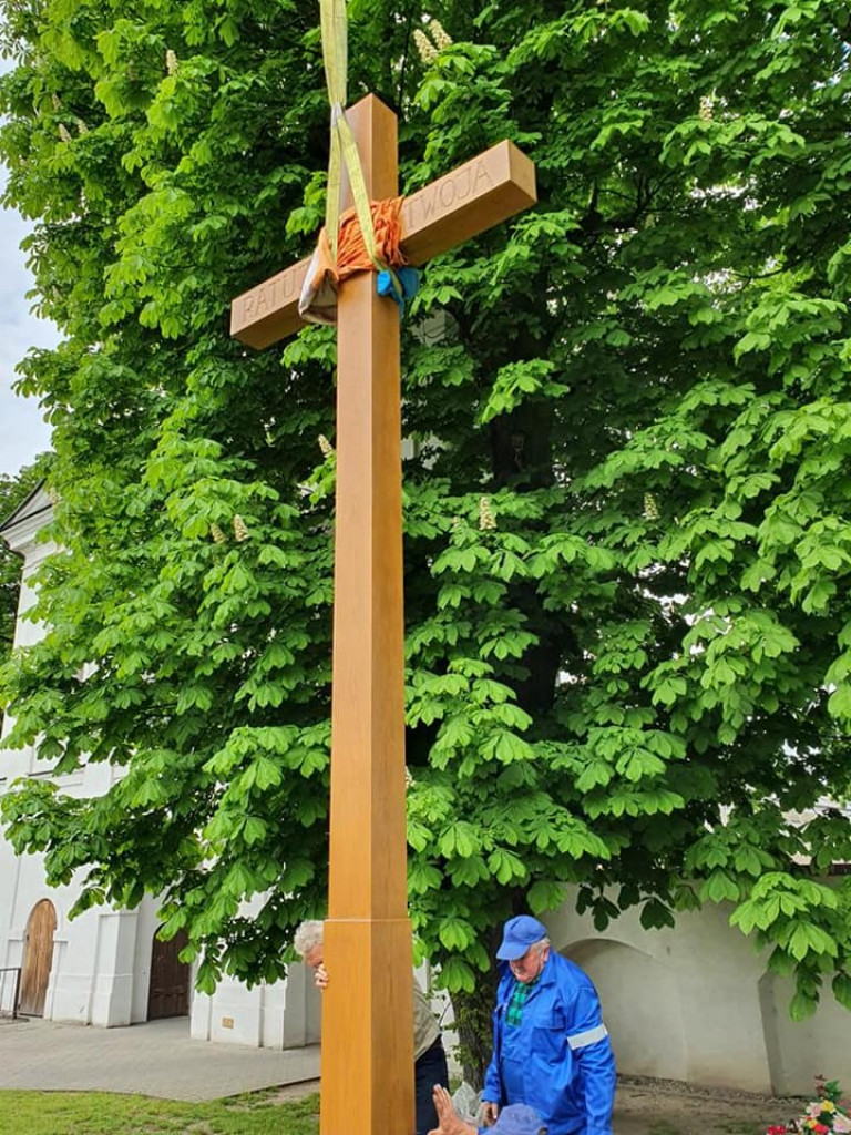 Nowy krzyż misyjny na placu kościelnym