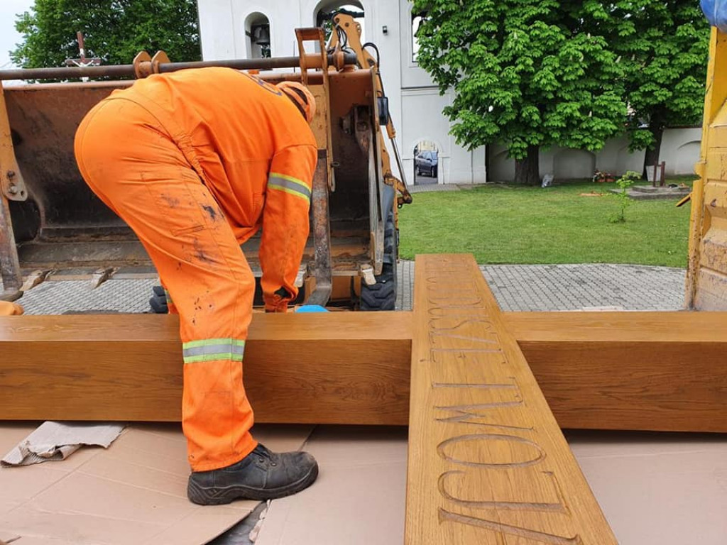Nowy krzyż misyjny na placu kościelnym