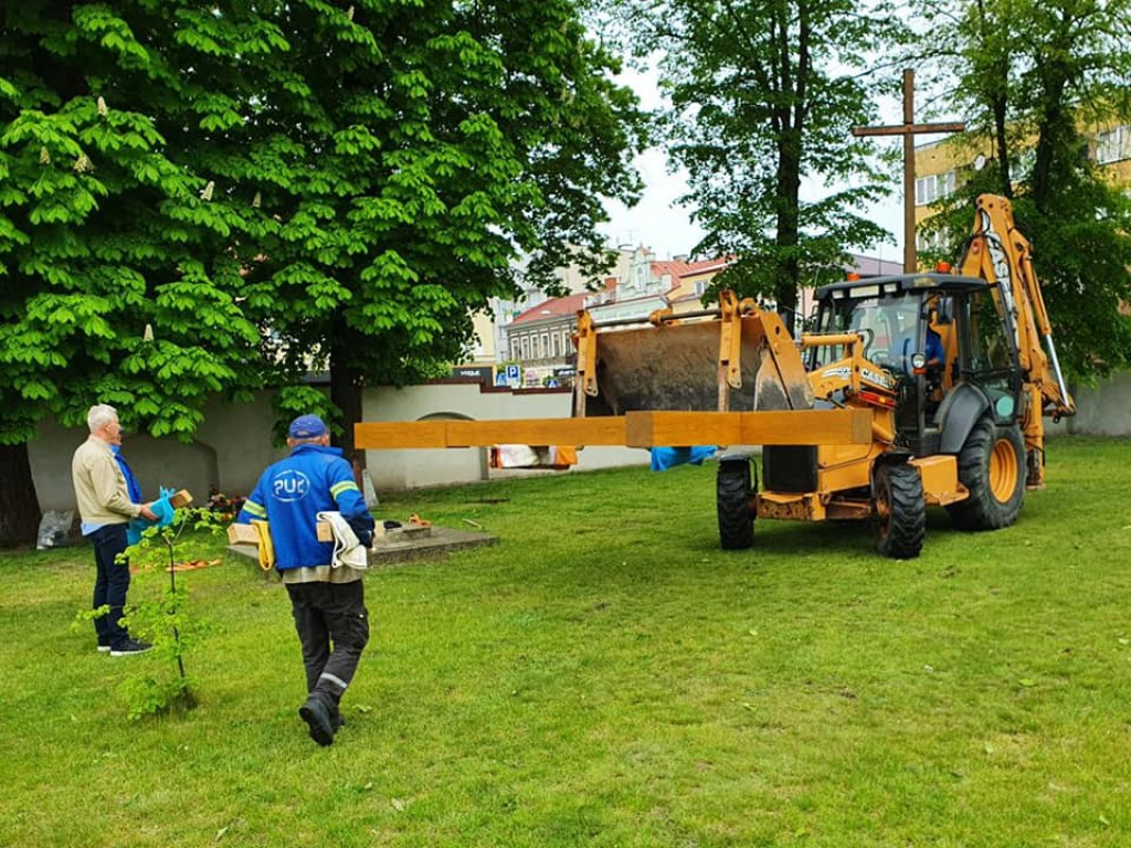 Nowy krzyż misyjny na placu kościelnym