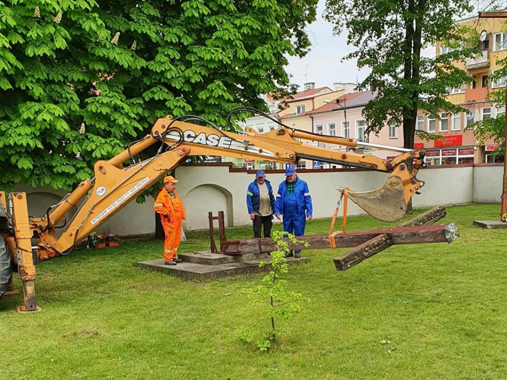 Nowy krzyż misyjny na placu kościelnym