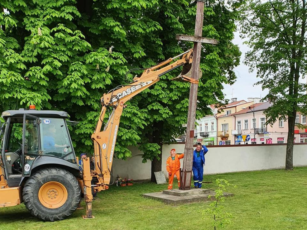 Nowy krzyż misyjny na placu kościelnym
