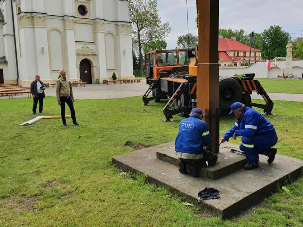 Nowy krzyż misyjny na placu kościelnym