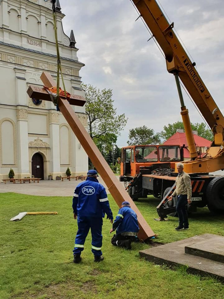 Nowy krzyż misyjny na placu kościelnym