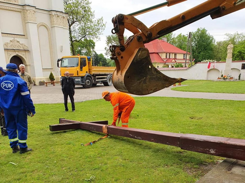Nowy krzyż misyjny na placu kościelnym