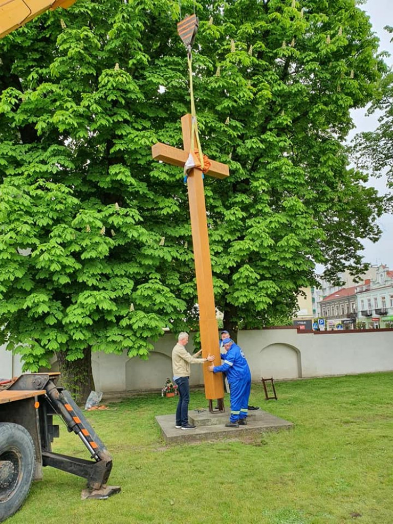 Nowy krzyż misyjny na placu kościelnym