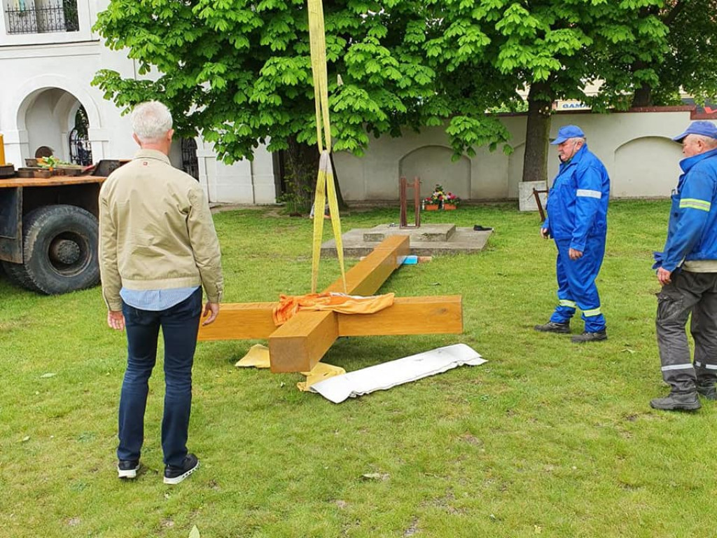 Nowy krzyż misyjny na placu kościelnym
