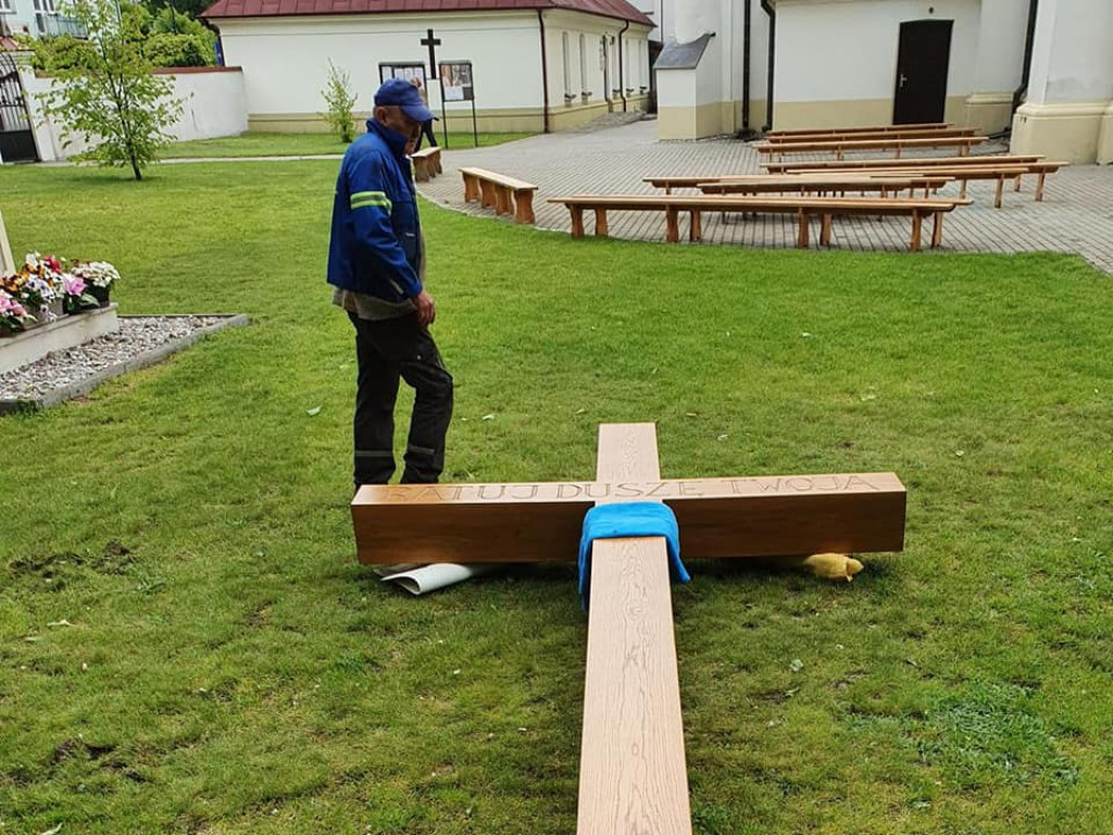 Nowy krzyż misyjny na placu kościelnym