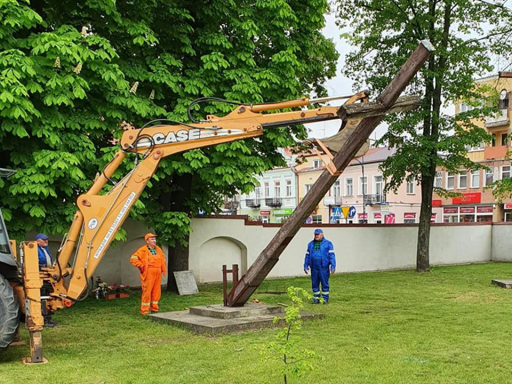 Nowy krzyż misyjny na placu kościelnym