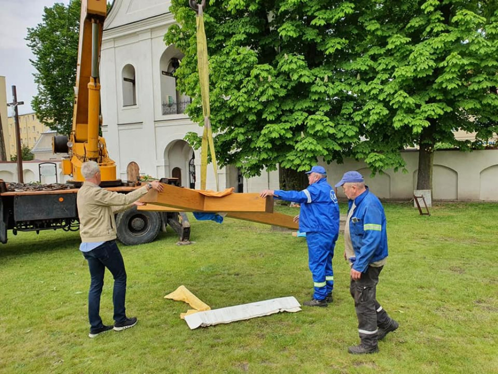 Nowy krzyż misyjny na placu kościelnym