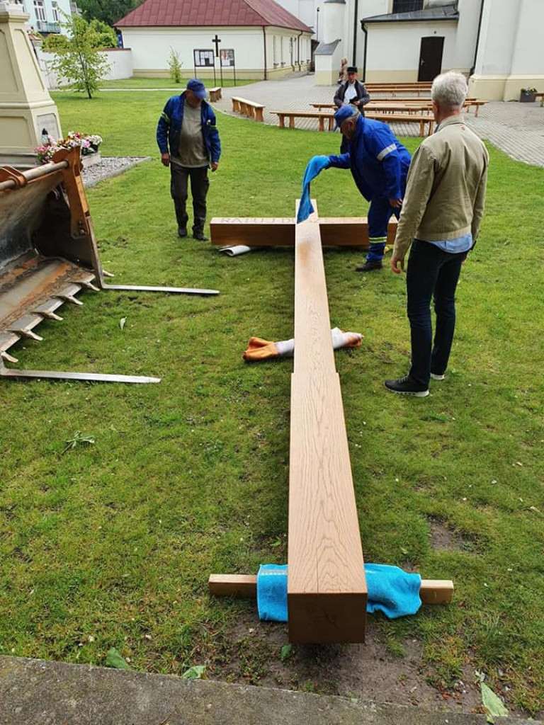 Nowy krzyż misyjny na placu kościelnym