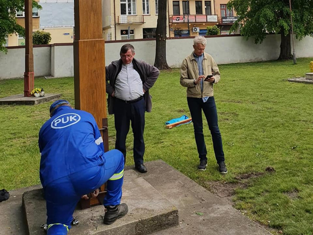 Nowy krzyż misyjny na placu kościelnym