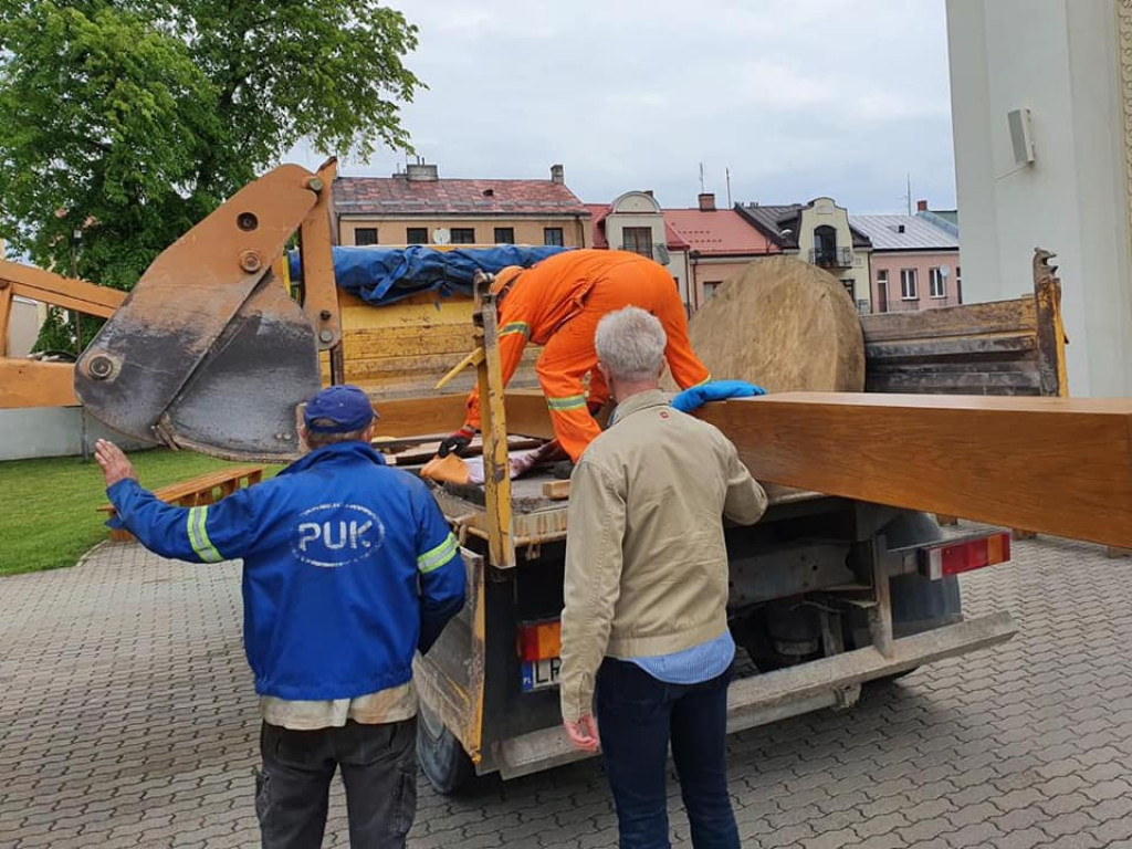 Nowy krzyż misyjny na placu kościelnym