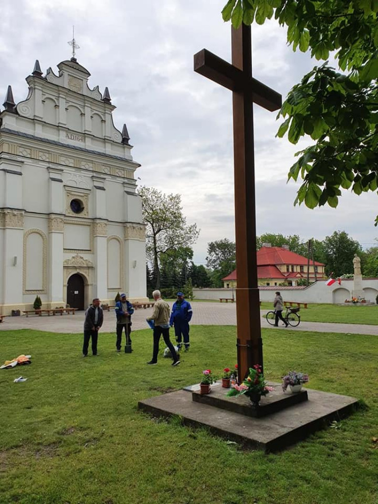 Nowy krzyż misyjny na placu kościelnym