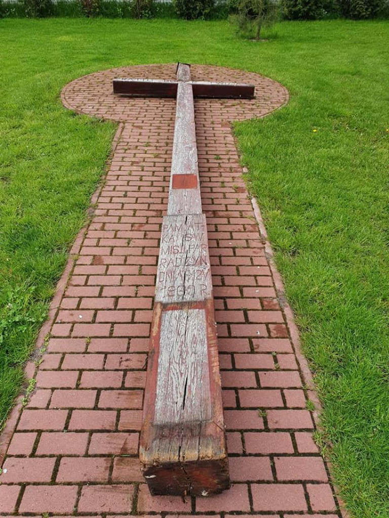 Nowy krzyż misyjny na placu kościelnym