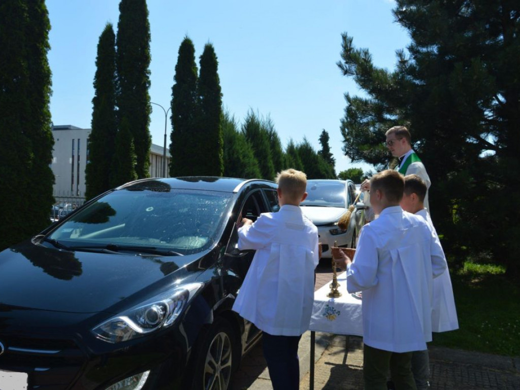 Poświęcenie pojazdów i podróżujących w parafii MBNP
