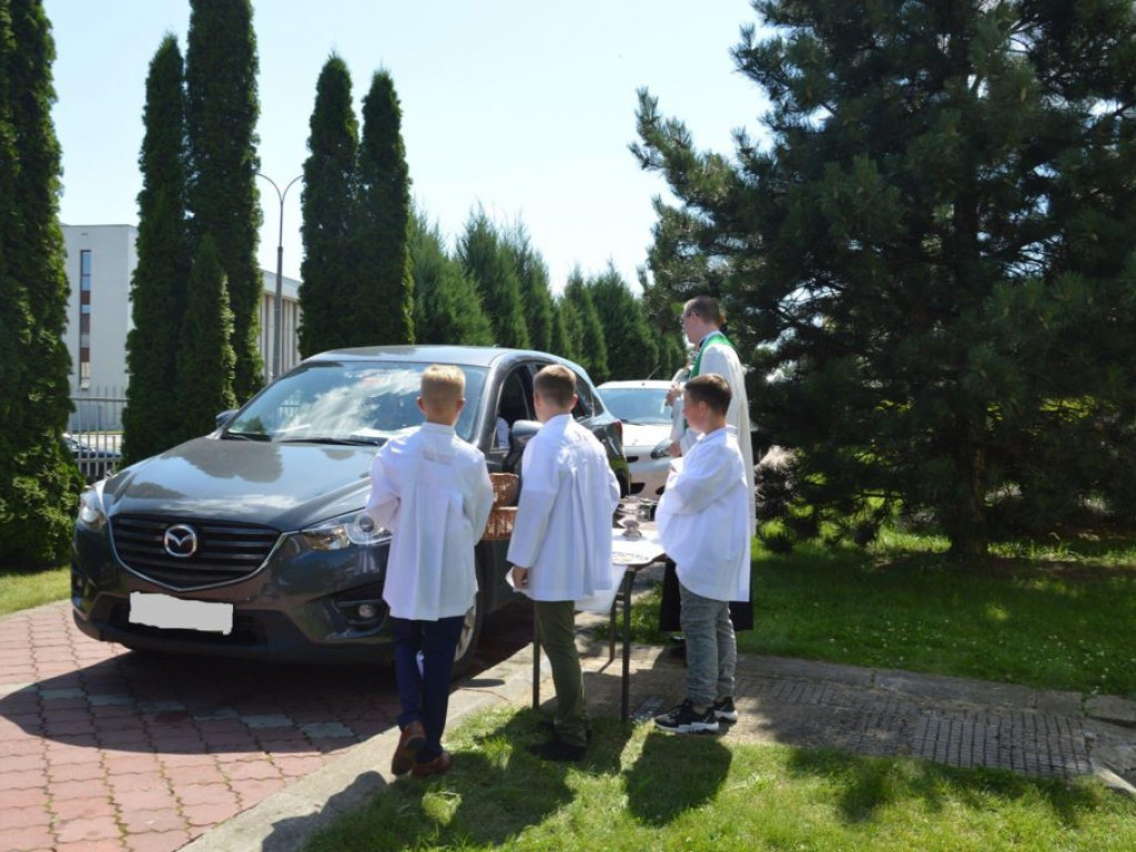 Poświęcenie pojazdów i podróżujących w parafii MBNP