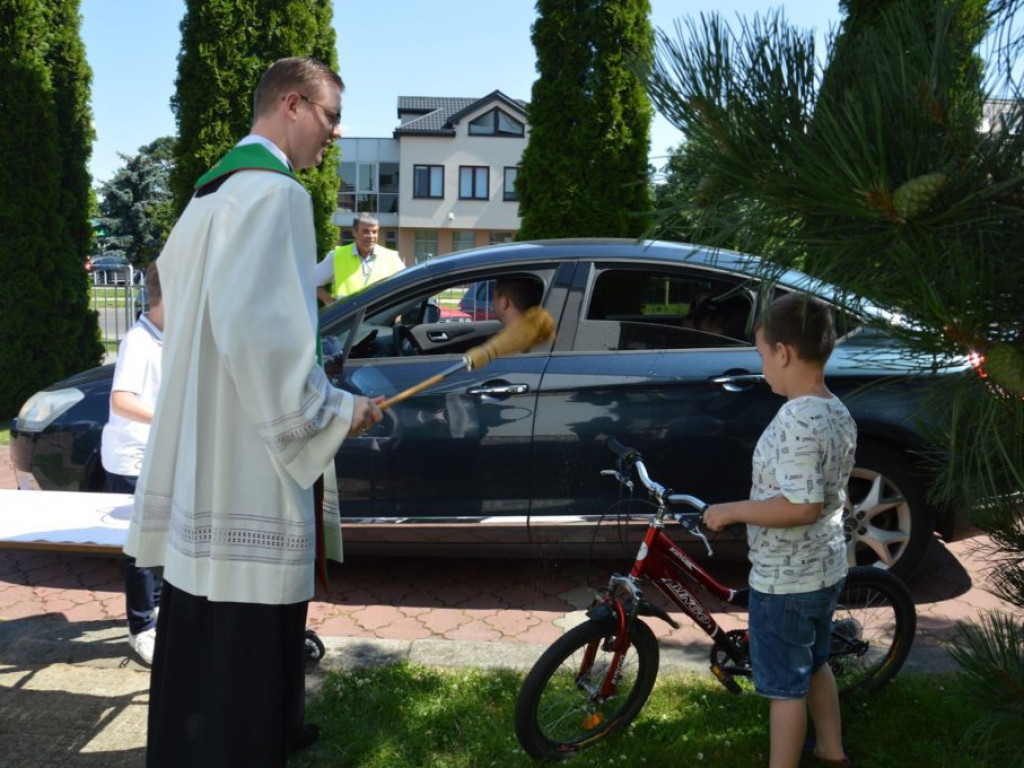 Poświęcenie pojazdów i podróżujących w parafii MBNP