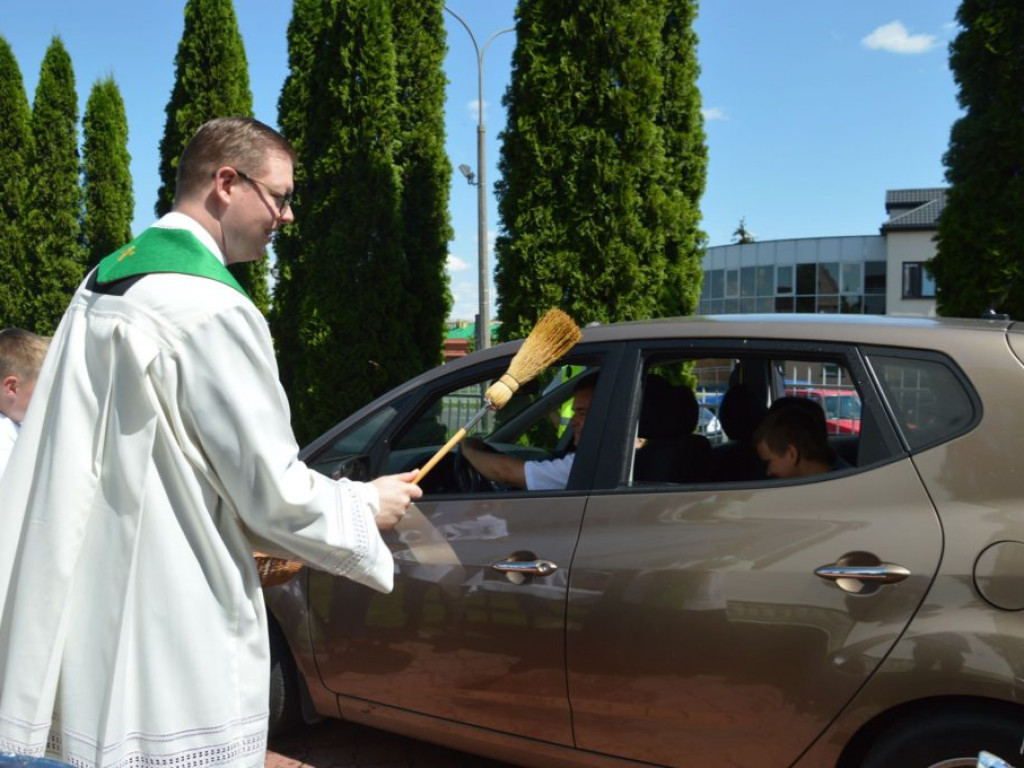 Poświęcenie pojazdów i podróżujących w parafii MBNP