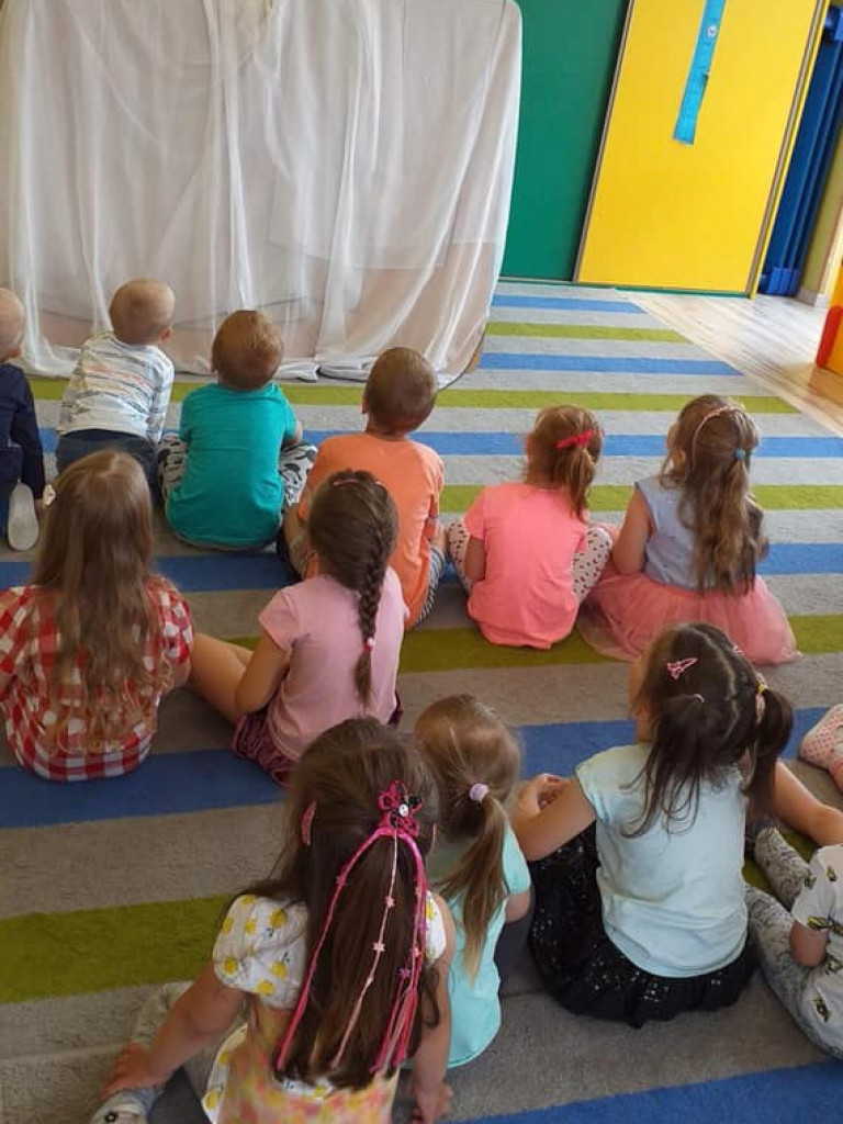 Przedstawienie w wykonaniu kursantek w przedszkolu 